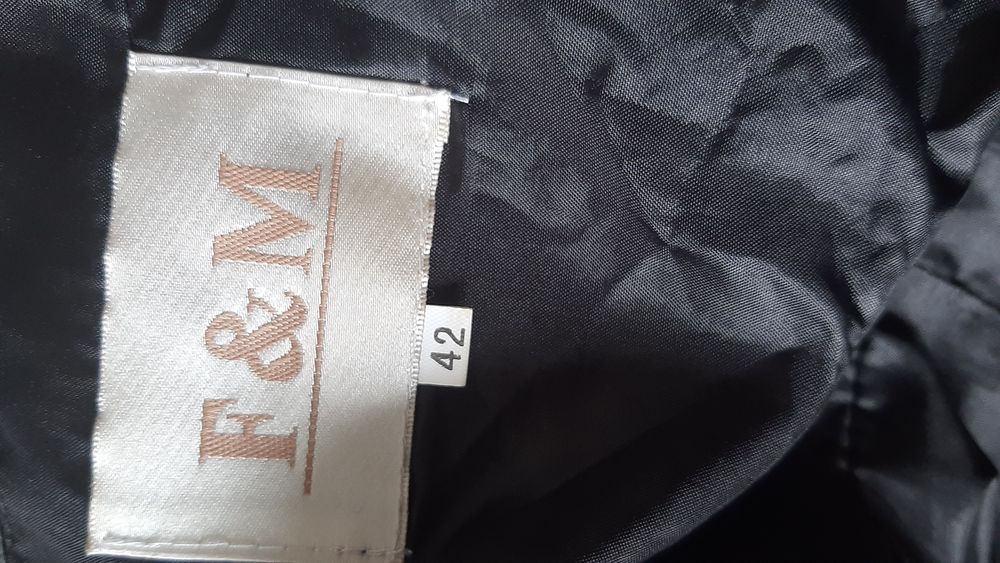 Mała czarna z ozdobnymi plisami