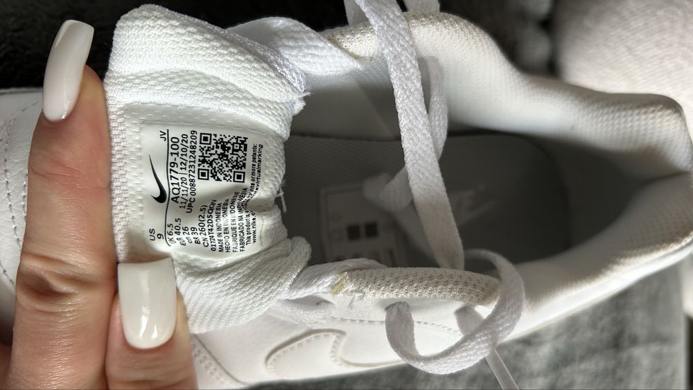 Кросівки Nike унісекс білі шкіряні розмір 40.5 (26 см)