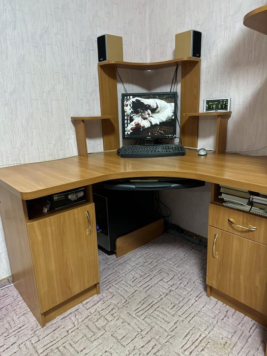 Продам кутовий двотумбовий компʼютерний  стіл з надбудовою
