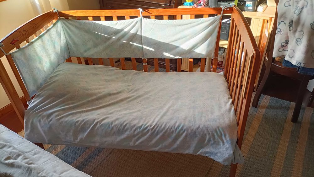 Cama de grades de madeira