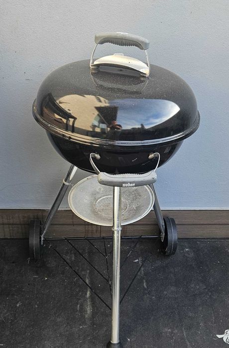 Barbecue a carvão Compact weber com tapete antifogo e 2 grelhas