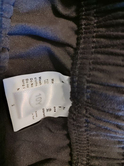 Sprzedam 2 pary dziewczęcych spodenek rozmiar 134/140 10 lat