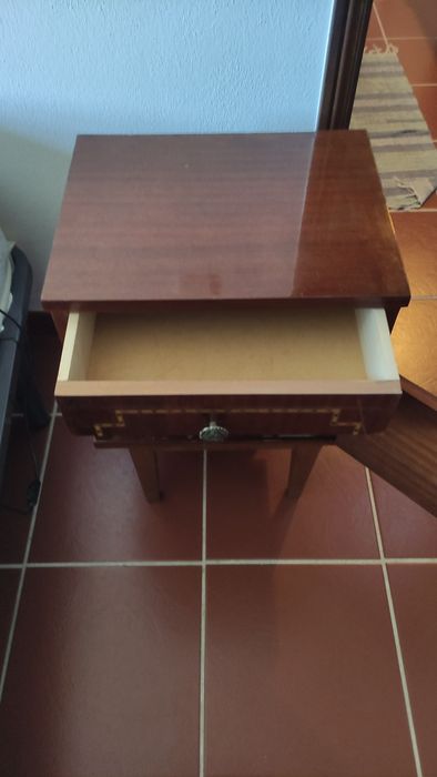 Mesas de Cabeceira Vintage Anos 80 – Elegância Retro