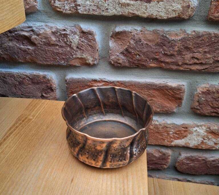 Dekoracyjna miedziana osłonka misa
