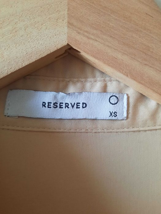 Beżowa sukienka szmizjerka midi lyocell Reserved XS 34