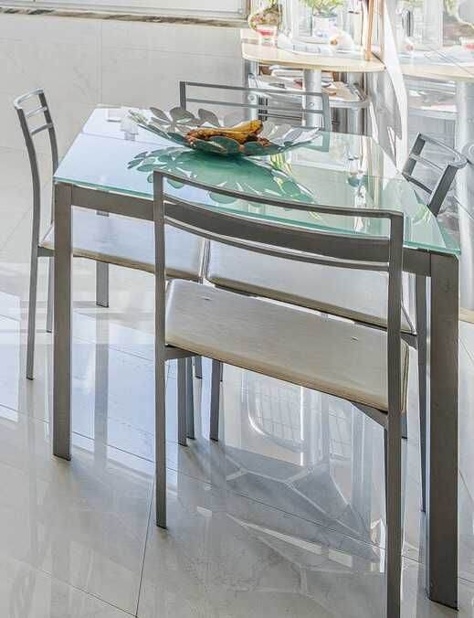 Mesa de cozinha com tampo em vidro + 4 cadeiras