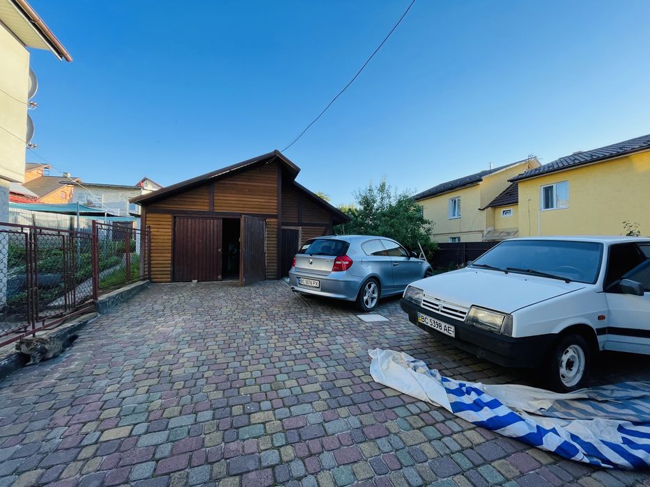 Приватний будинок в Дрогобичі (через дорогу власний бізнес - магазин)