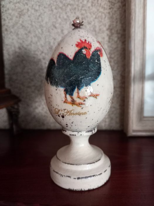 Drewniane jajko na podstawce ozdabiania metodą decoupage.
