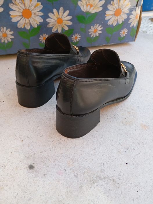Sapatos Clássicos em Pele e Sola de Couro