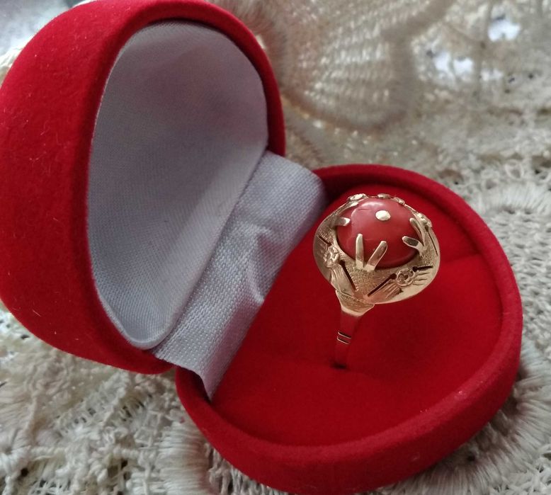 złoty pierscien z koralem