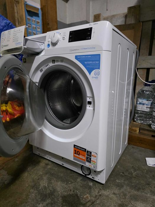 Máquina de Lavar Roupa Indesit 10kg Inverter motor