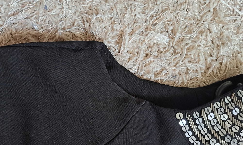 Czarna obcisła sukienka z cekinami