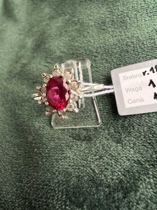 Pierscionek z rubinem