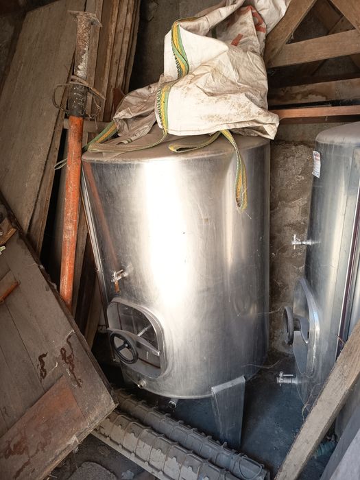 2 tanques de vinho