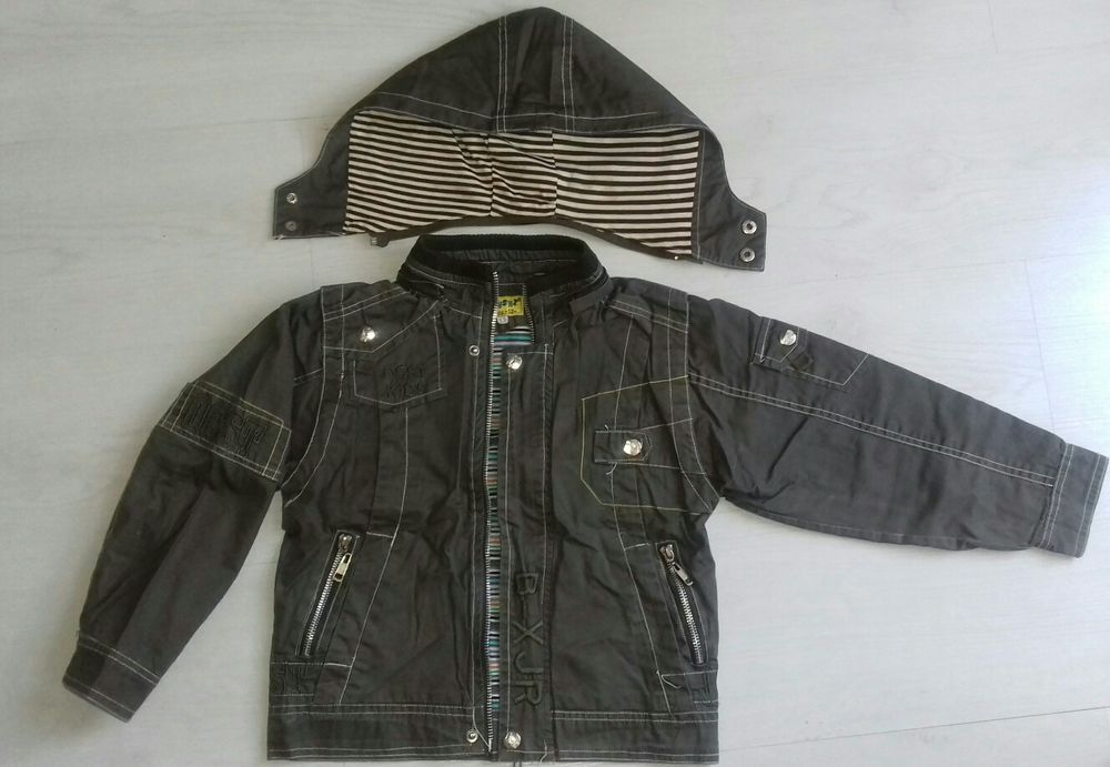 Продам куртку ветровку на мальчика
