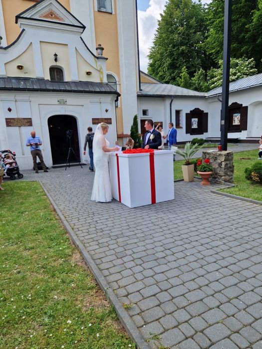 Pudło z balonami z helem