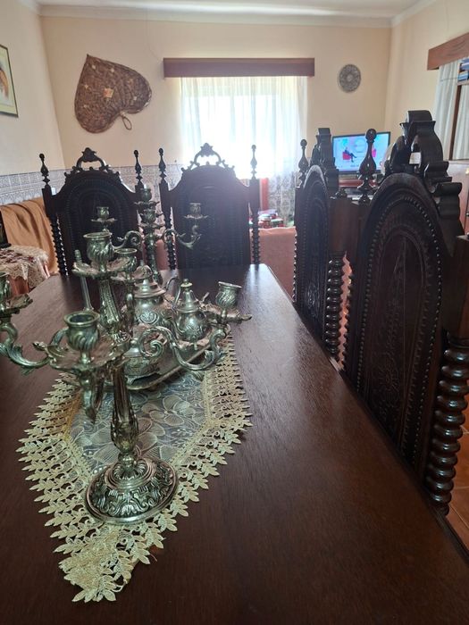 Mesa de jantar e 8 cadeiras antiga