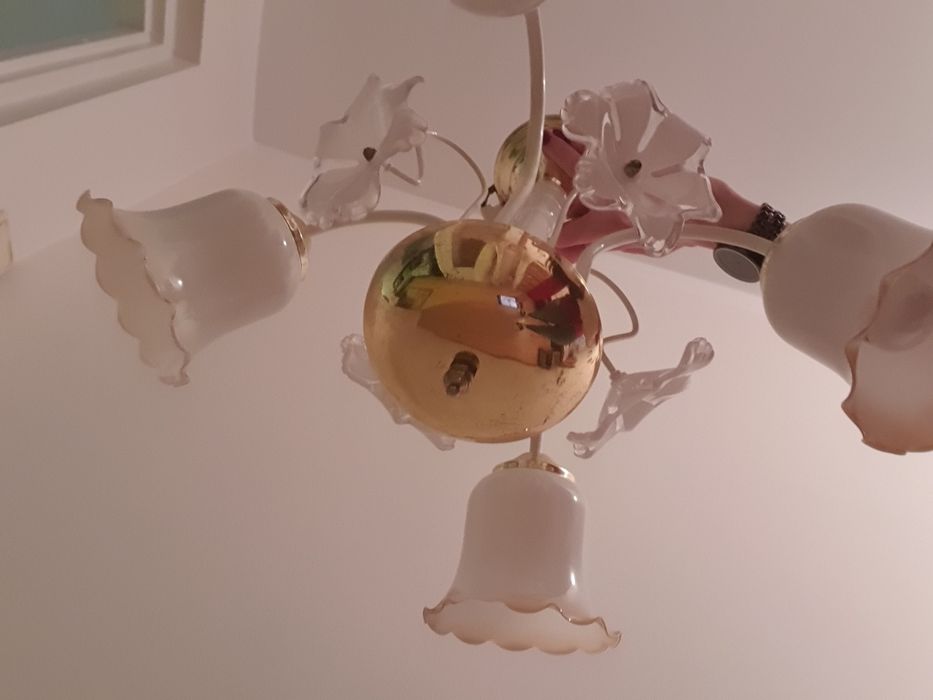 Piękny żyrandol cztero kloszowy chodzież