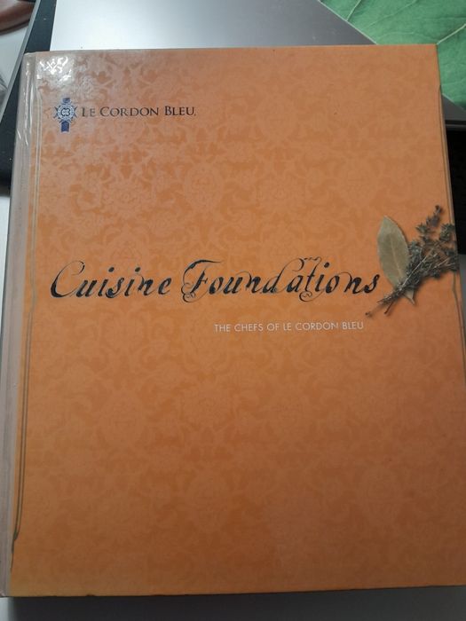 Vários livros de culinária ( Le Cordon Bleu)
