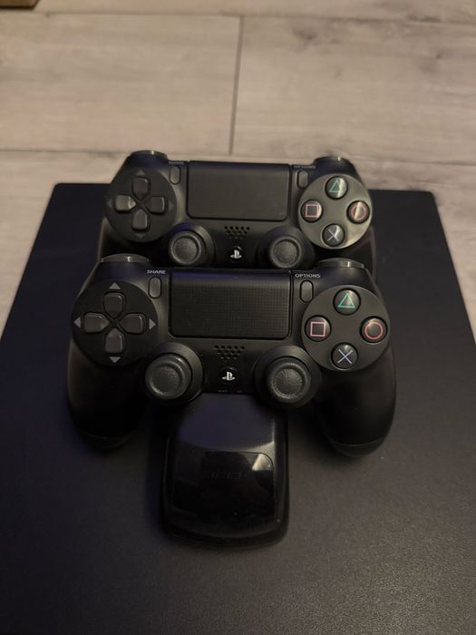 Ps4 pro playstation 4 pro 1 TB, 2 pady, gry, komplet, karton, kable
