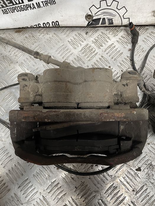 Супорт передній лівий правий Mercedes Vito W639