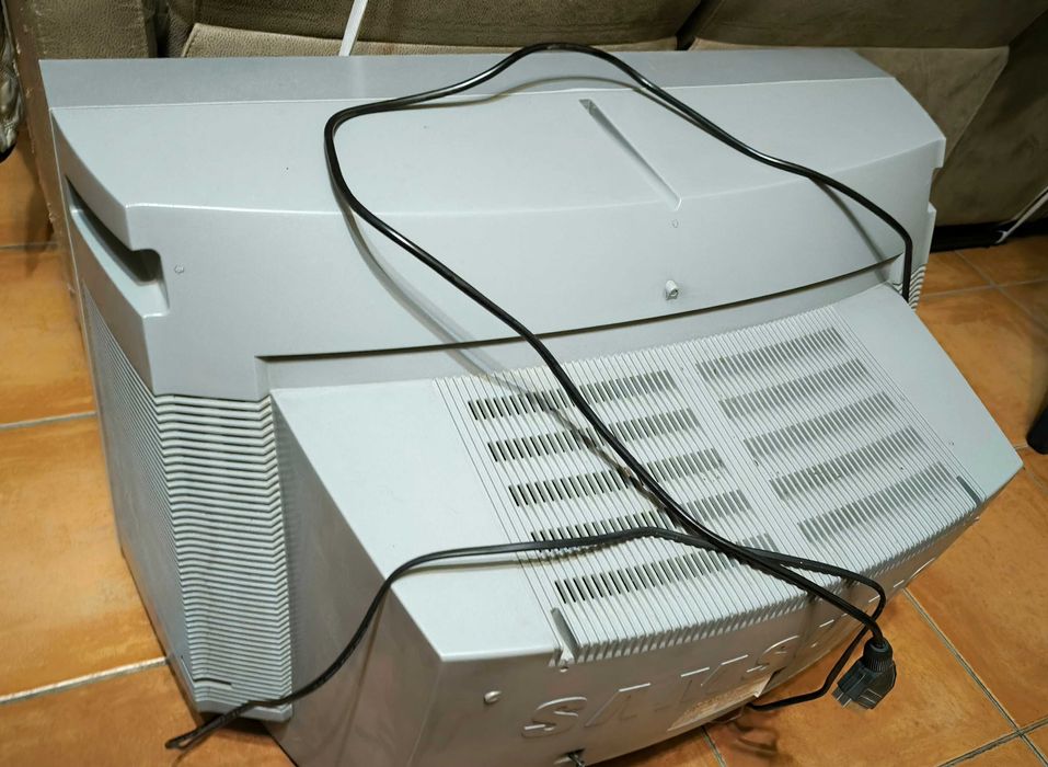 TV antiga (a funcionar) para venda