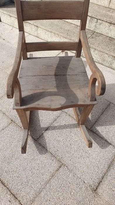 Cadeira de Baloiço Antiga em madeira rústica