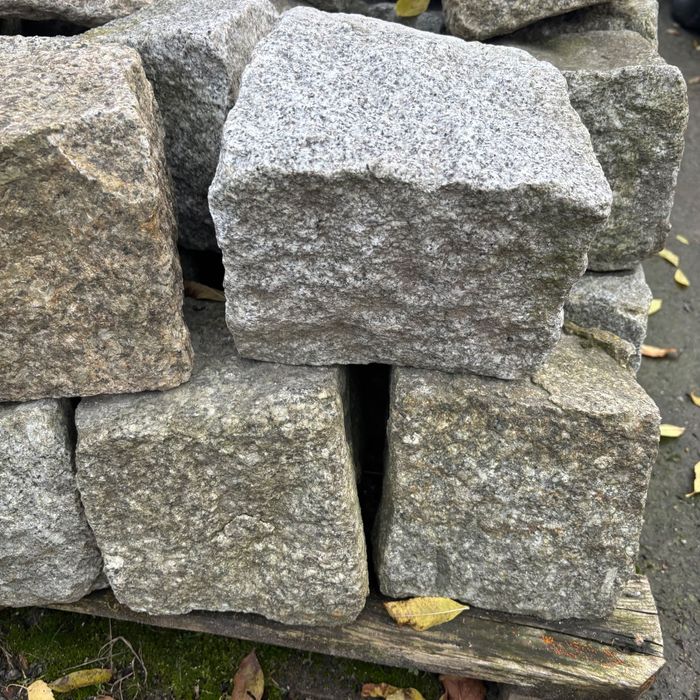 Kostka granitowa duża i mała