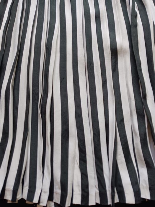 Saia as riscas pretas e brancas