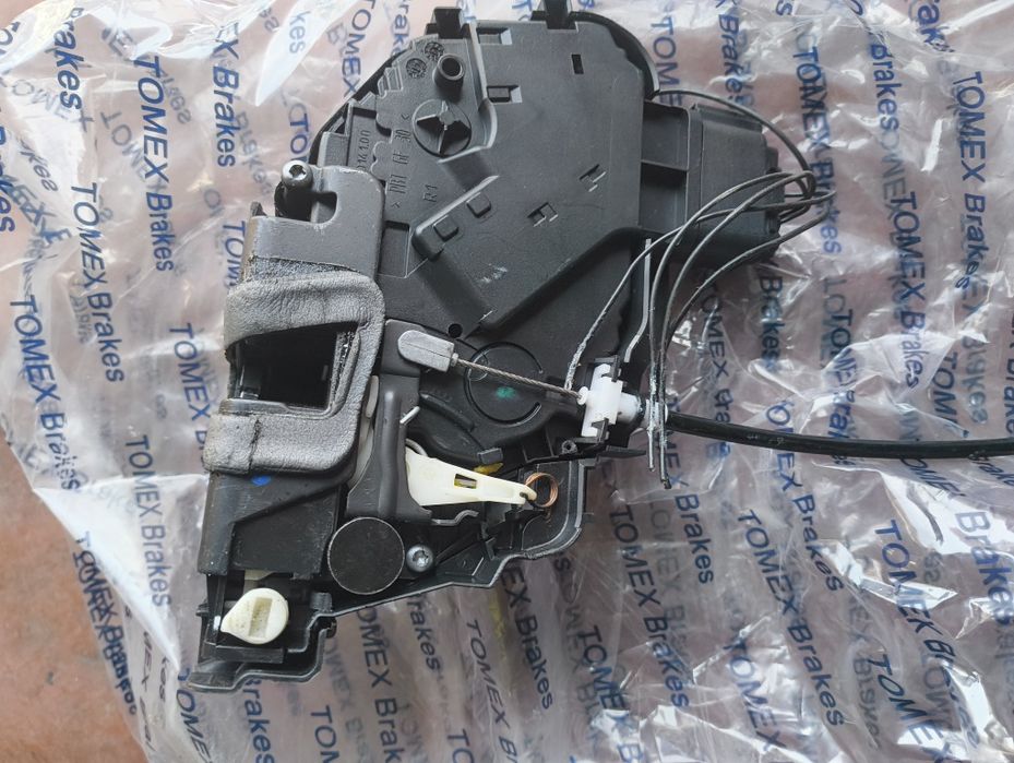 Замок задніх правих дверцят land Rover freelander 2