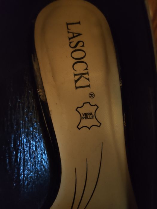 Eleganckie buty na obcasie z lakierowanej skóry Lasocki