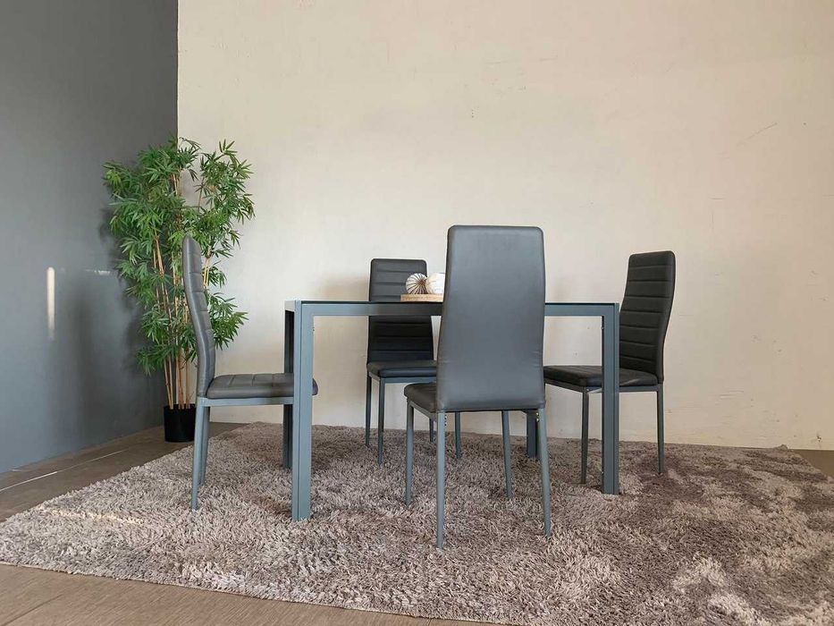 Mesa preta nova com 4 cadeiras - em promoção!!