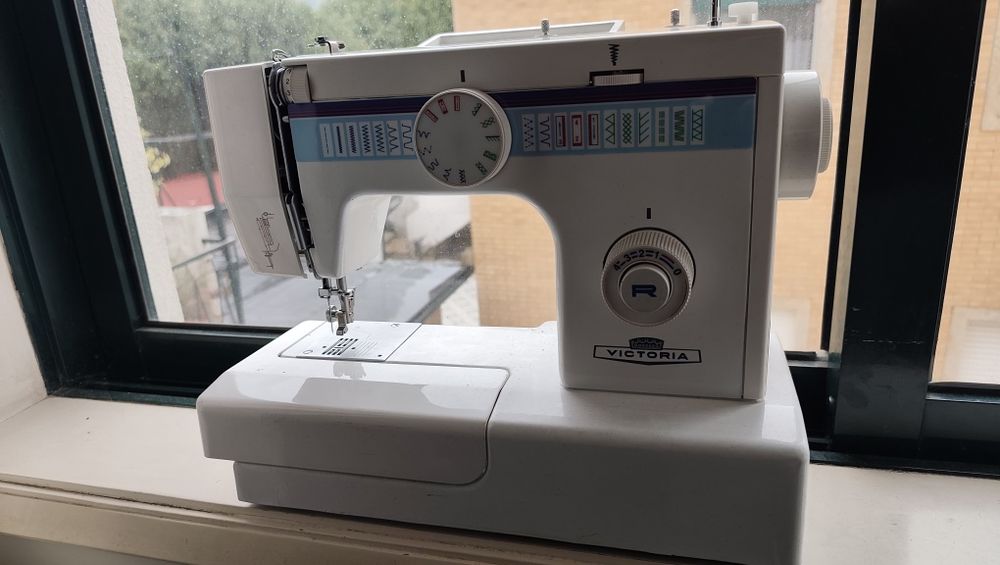 Maquina de costura Victoria 364