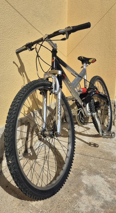 Bicicleta de montanha com suspensao total