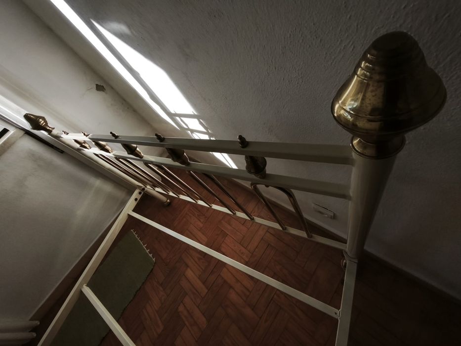 Cama + estrado de madeira