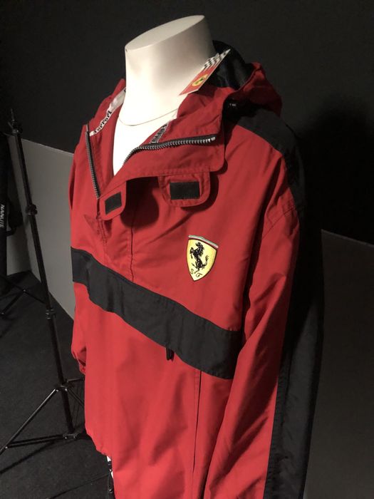 Kispo Ferrari com carapuço