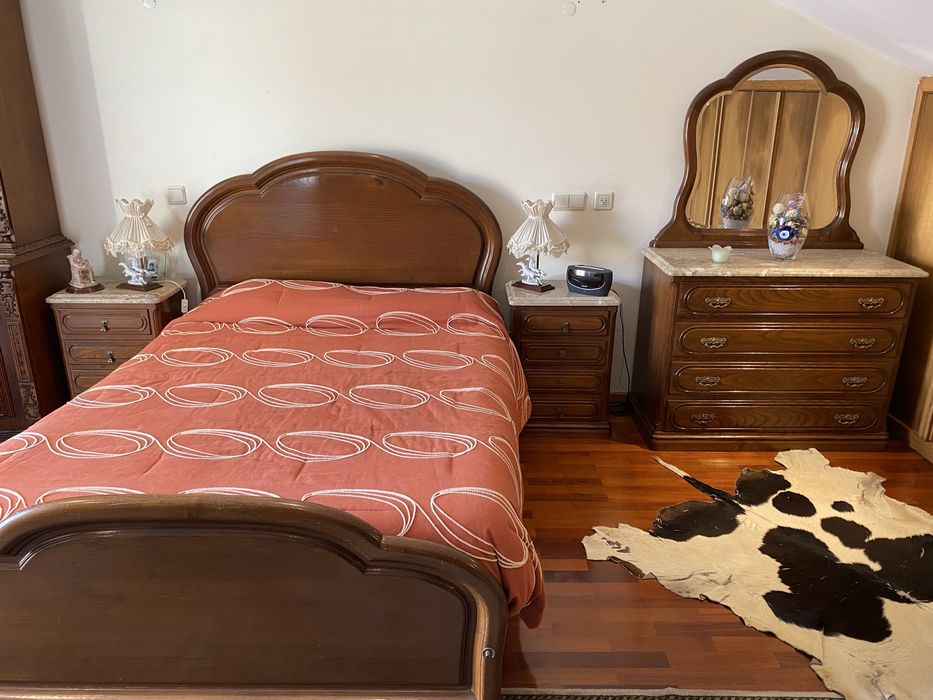 Quarto de casal em madeira de castanho! Com comoda com tampo em mármore e espelho e duas mesinhas de cabeceira com tampo em marmore! Colchão e estrado