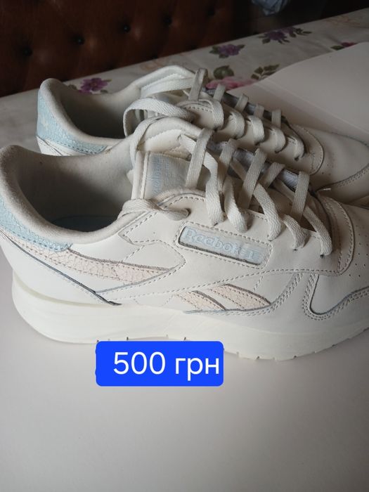 Продам женские кроссовки состоянии на фото