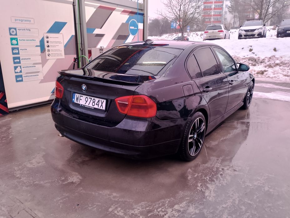 BMW E90 320d m47 duża Navi alufelgi podświetlane klamki szyberdach