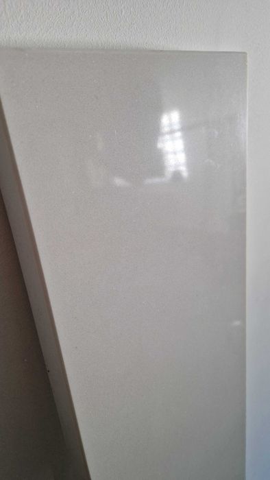 Biały parapet z marmuru