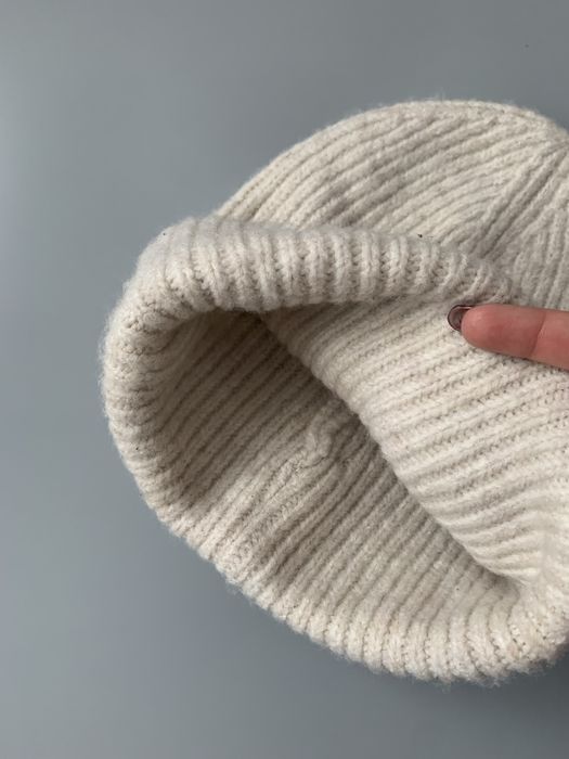 Красива шапуля з буквою