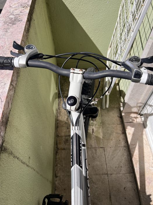 Bicicleta berg branca usada