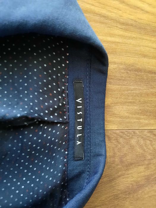 Granatowy garnitur męski marki vistula.