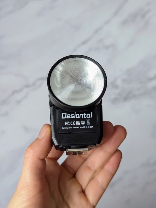 Desiontal F02 – портативний міні‑спалах для камери