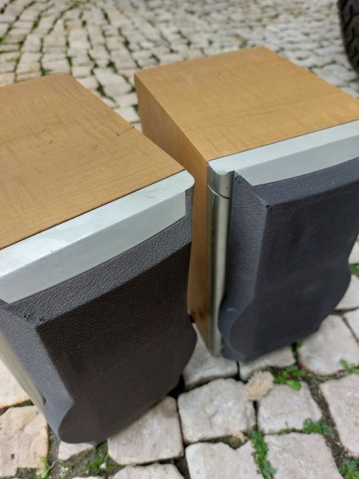 Conjunto de 2 colunas de som, a funcionar