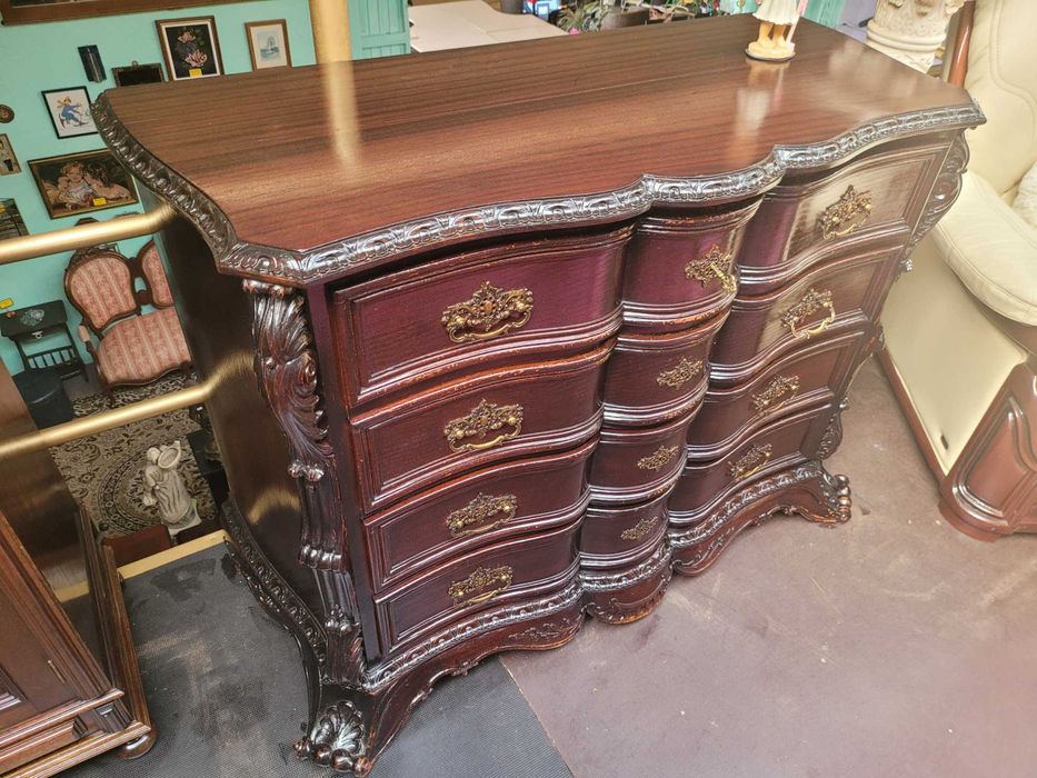 Comoda antiga em madeira maciça - Algum desgaste