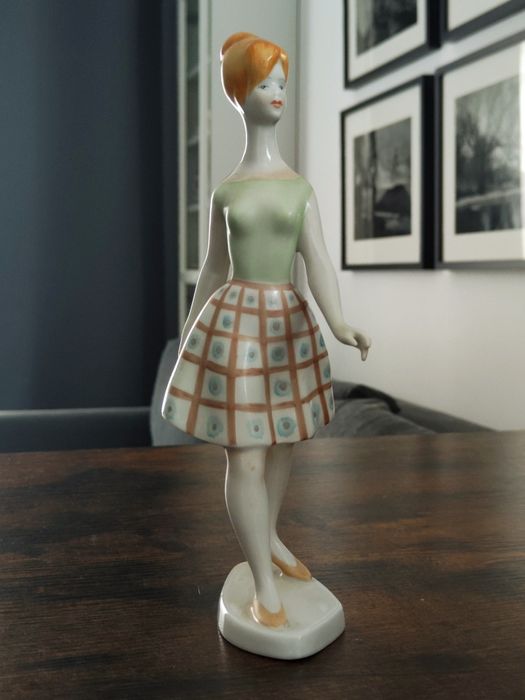 Figurka Modystka blondynka w spódnicy, Hollohaza, lata 60, 24 cm