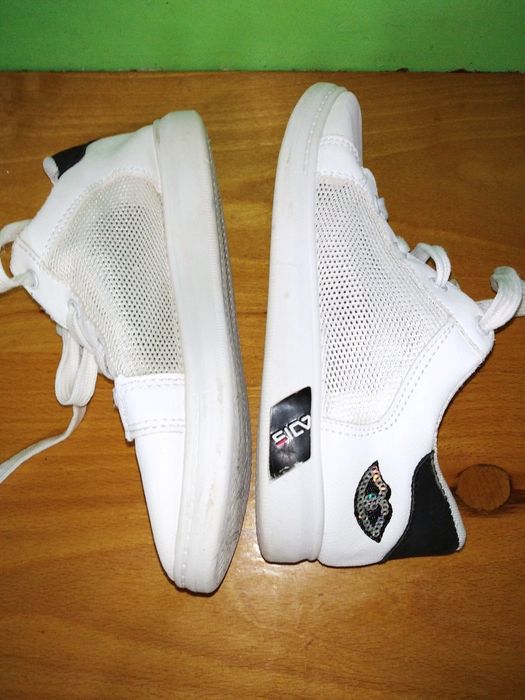 Красовки для дівчинки.