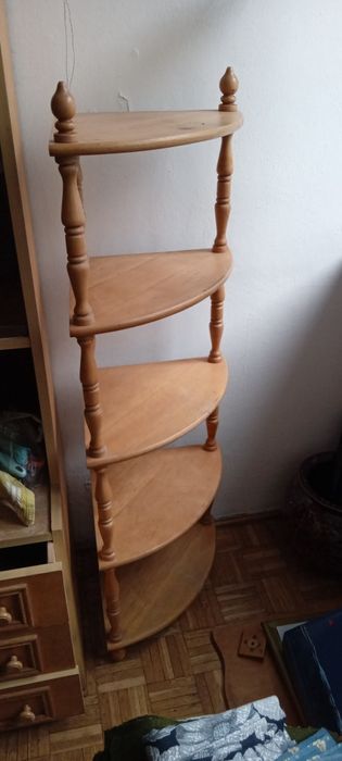 Drewniany narożny regalik/słupek