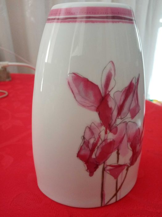 Vaso com decoração floral em Vista Alegre